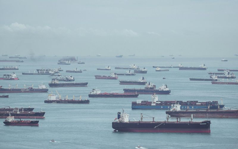 2,000 kapal tersekat, trafik maritim terhenti