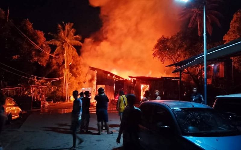 3 rumah, 3 kedai runcit musnah dalam kebakaran
