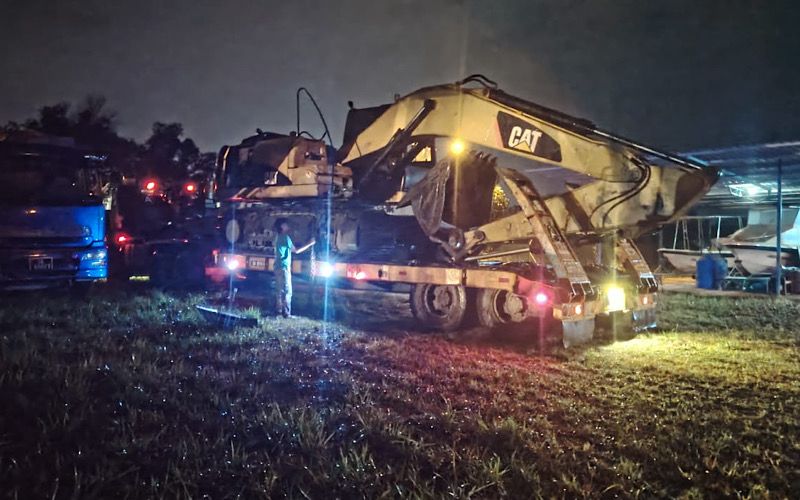 JTU Sabah sita ekskavator, lori dalam serbuan pasir haram