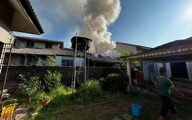 Tiga buah rumah terbakar pada pagi hari raya
