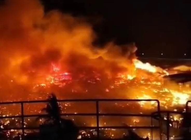 Kebakaran besar musnahkan 200 rumah atas air