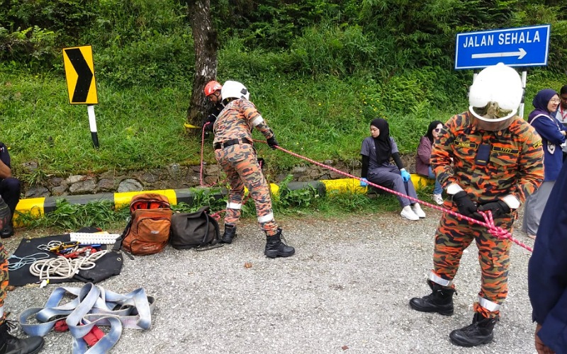 Remaja maut motosikal terjatuh bawah bas persiaran