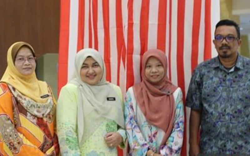 Kerajaan galak penjawat awam pakai baju batik tiap hari