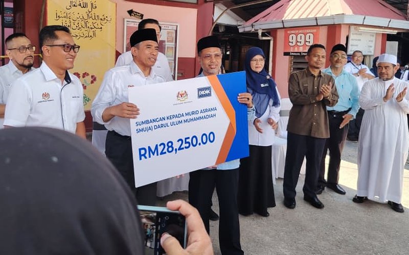 KSN santuni pelajar, sampaikan sumbangan di Bachok