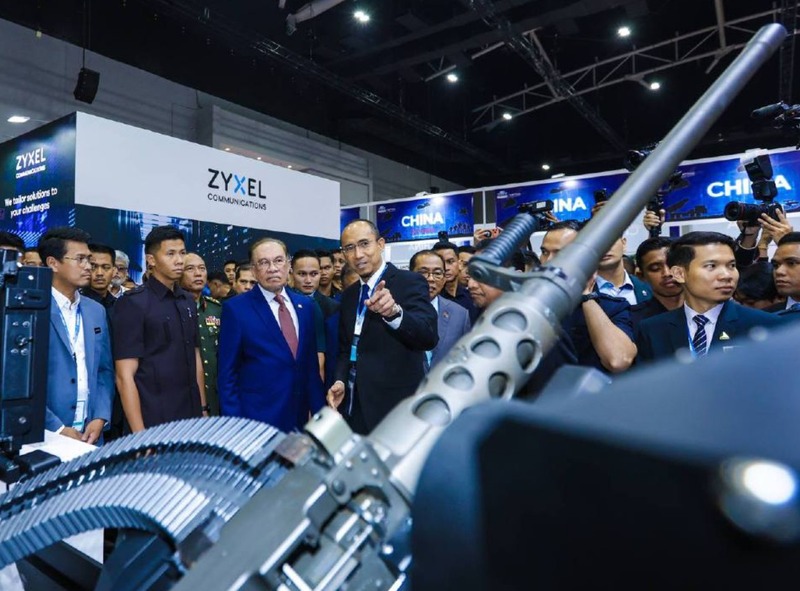 Anwar seru kerjasama pertahanan, aeroangkasa Malaysia mampu diperhebat