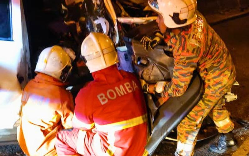 Pemandu pacuan empat roda maut rempuh lori turap jalan