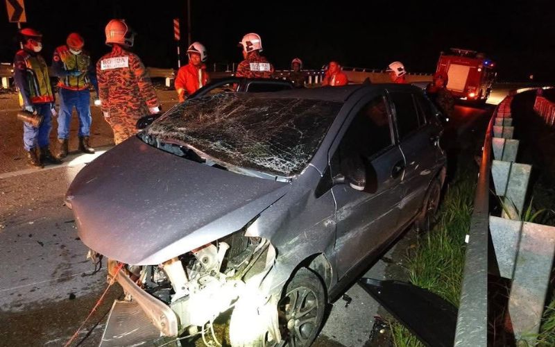 Wanita maut, kereta terbabas rempuh penghadang jalan