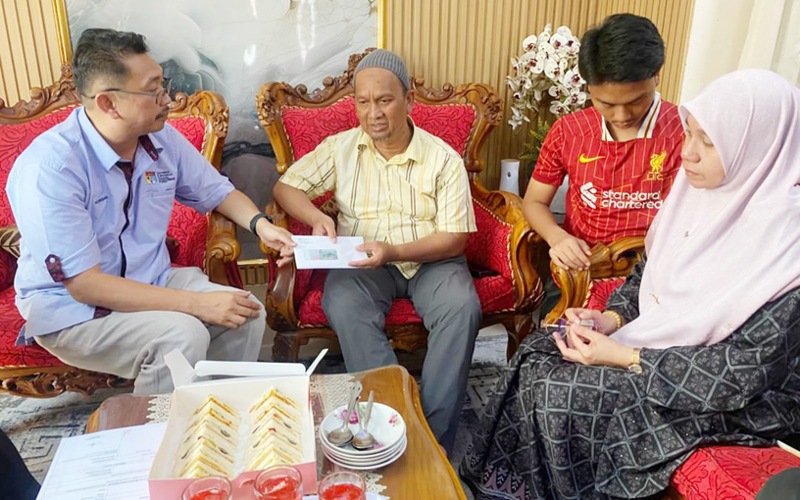 Keluarga Amiera Aqeelah terima sumbangan kebajikan UKM