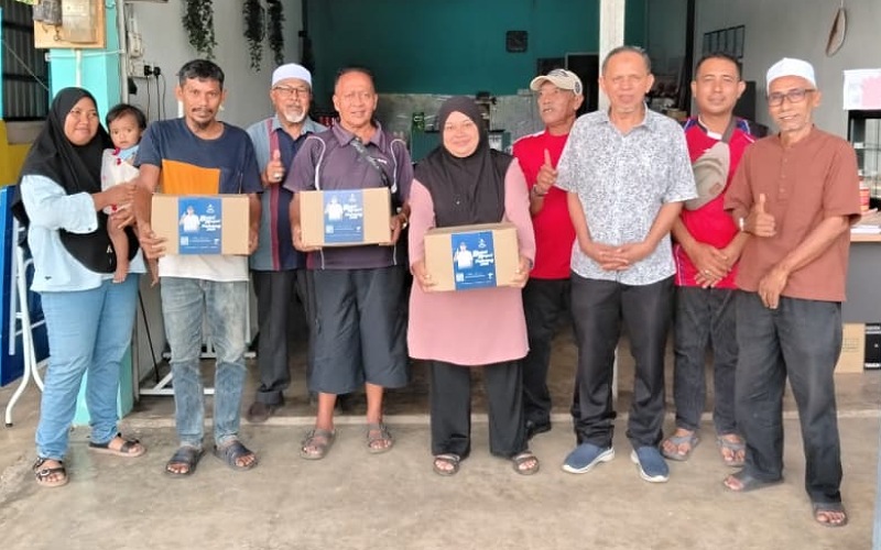 Giliran penduduk FELDA Sungai Tekam Utara terima sumbangan BN Pahang
