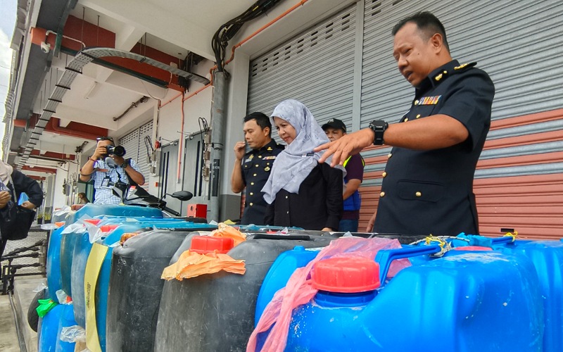 Kegiatan jual petrol bersubsidi kepada warga asing terbongkar