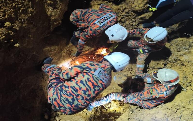 Dua lelaki maut tertimbus ketika gali lubang untuk melombong emas
