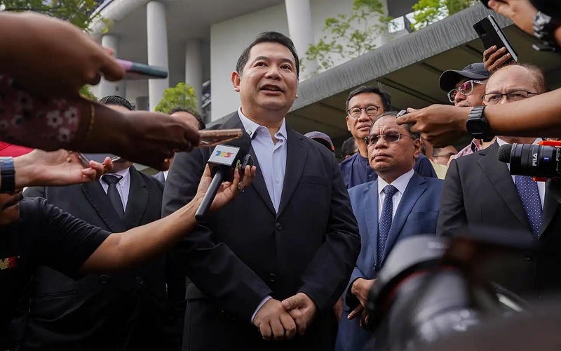 Rafizi tampil beri keterangan tambahan, serah dokumen bahan bukti siasatan