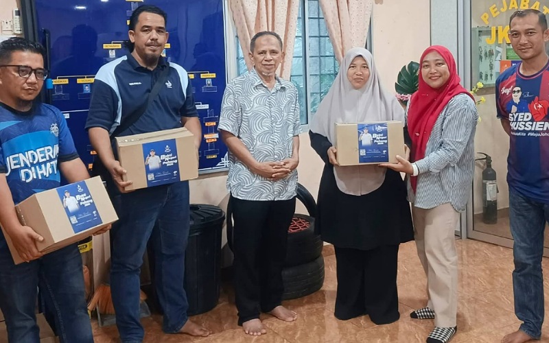 45 peneroka FELDA Jengka 24 terima kotak makanan