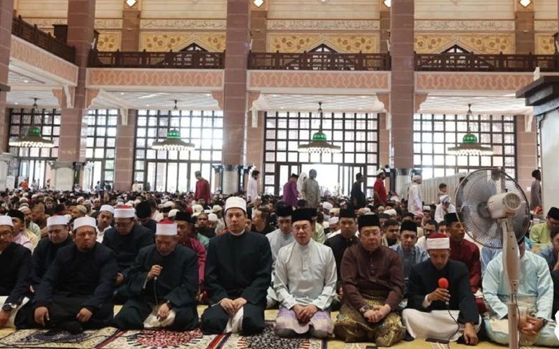PM tunai solat sunat Aidiladha bersama lebih 10,000 jemaah di Masjid Putra