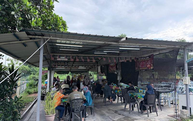 Roti canai Awang kekal jadi buruan pengunjung setiap pagi