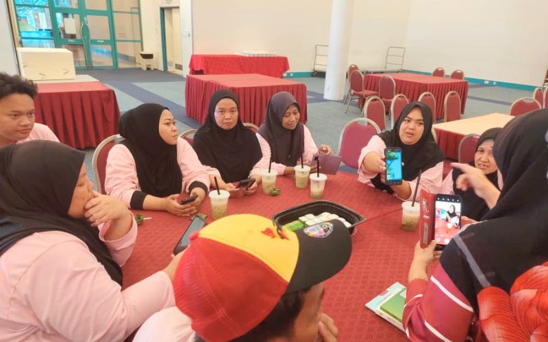 Warga kerja pembersihan teruja terokai teknologi AI
