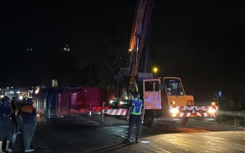 Treler terbabas lintang jalan, trafik sesak 7 kilometer di Gua Musang