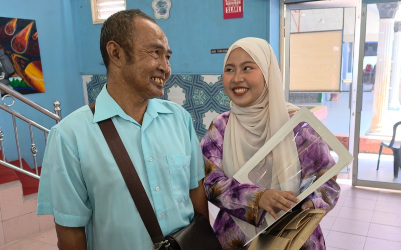 STPM 2025: ‘Cari rezeki halal, jangan tinggal solat’ – Bapa pelajar cemerlang