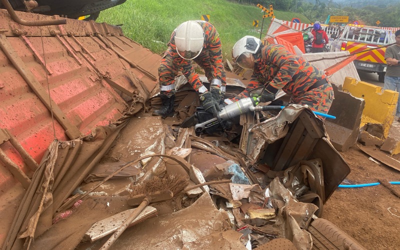 4 sekeluarga maut, kereta dihempap treler