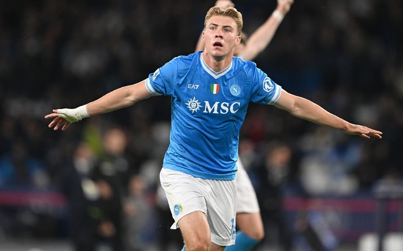 Hojlund rasmi sertai Napoli