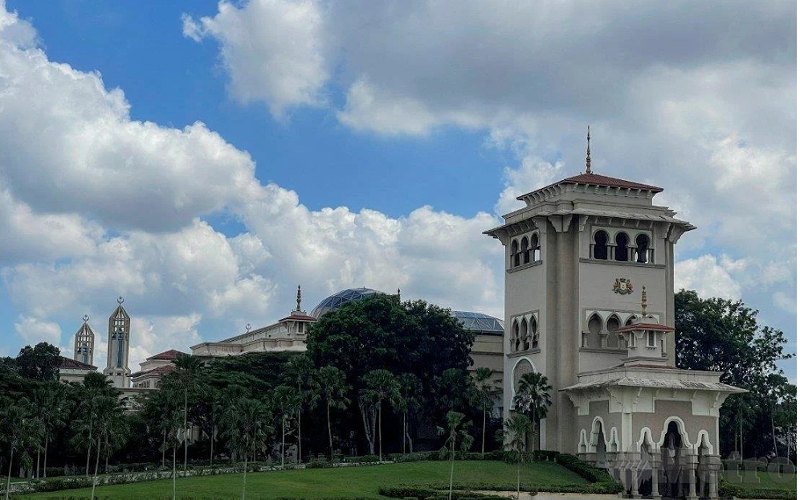 Speaker serah surat pembubaran DUN Johor kepada SPR