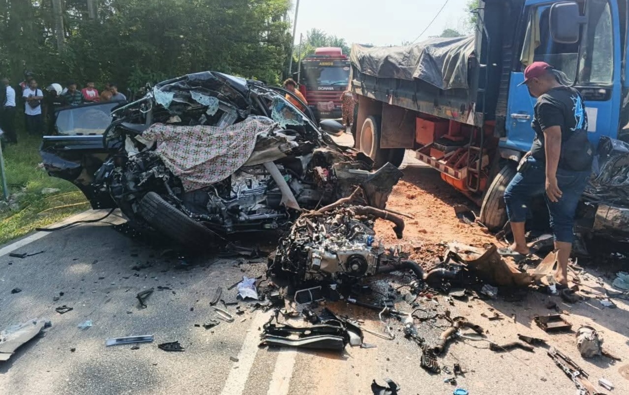 Enam sekeluarga termasuk bayi maut, SUV bertembung lori tanah