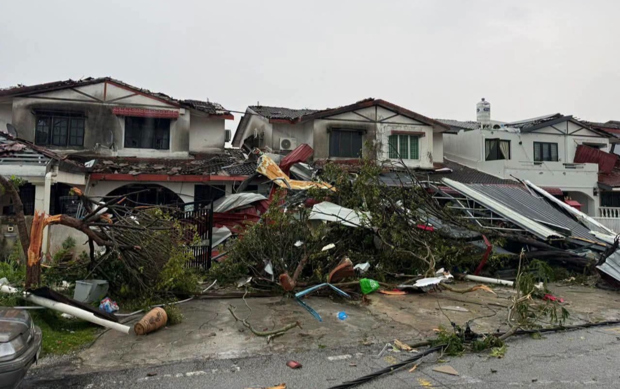Ribut landa Ipoh, lebih 200 rumah rosak