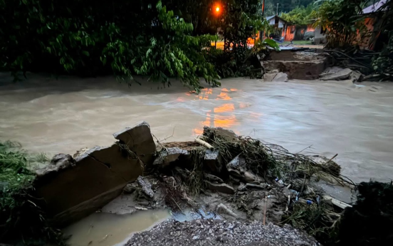 20 penduduk orang asli terperangkap selepas tiga jambatan runtuh akibat kepala air
