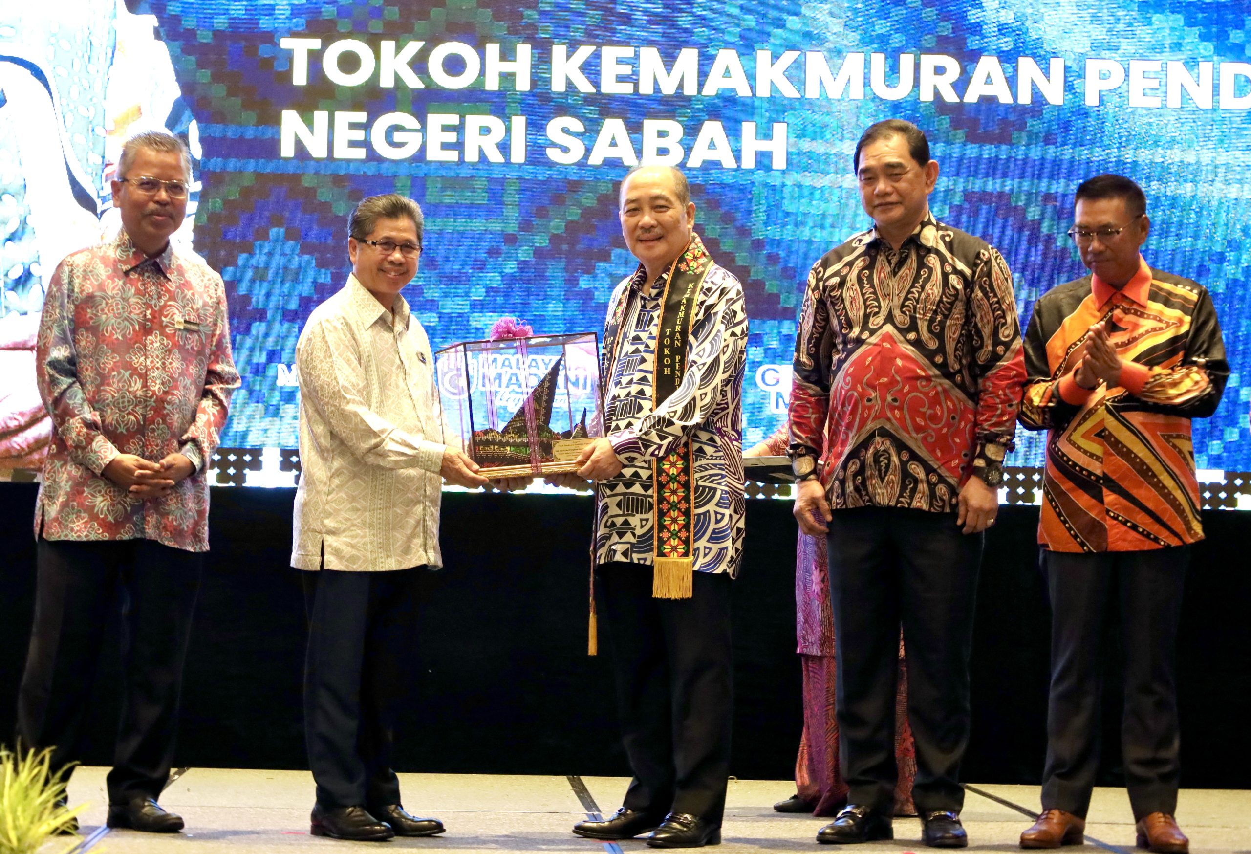 Hajiji terima Anugerah Tokoh Kemakmuran Pendidikan Negeri Sabah