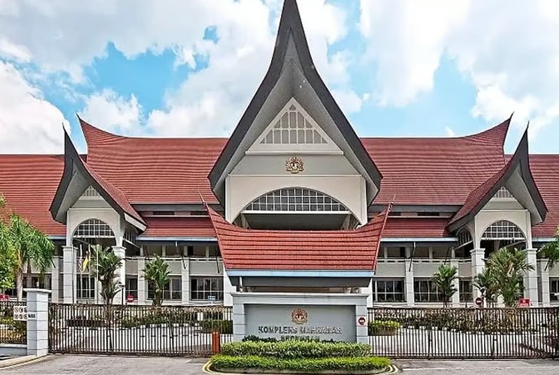 Krisis Negeri Sembilan: Injuksi mahkamah tinggi kekalkan Raja Norazli, hentikan Sidang Khas DKU