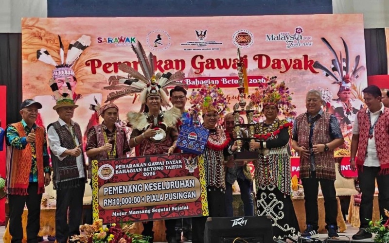 SMK Saribas ungguli Perarakan Gawai Dayak Betong 2026