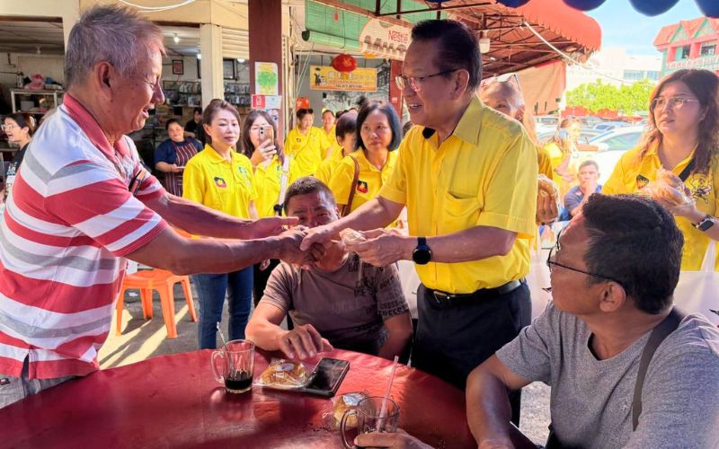 ADUN Senadin santuni penduduk agih hadiah Hari Bapa