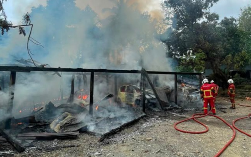 10 kenderaan, sebuah rumah musnah dijilat api