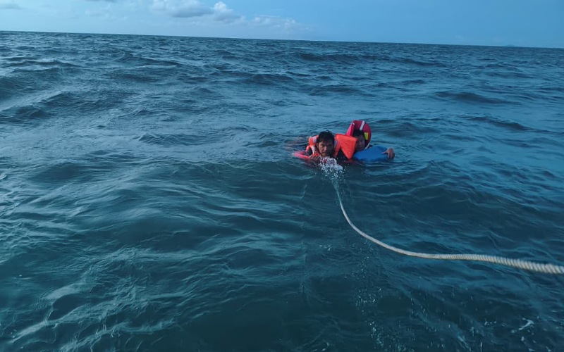 Lima pemancing terselamat selepas bot karam dipukul ombak besar