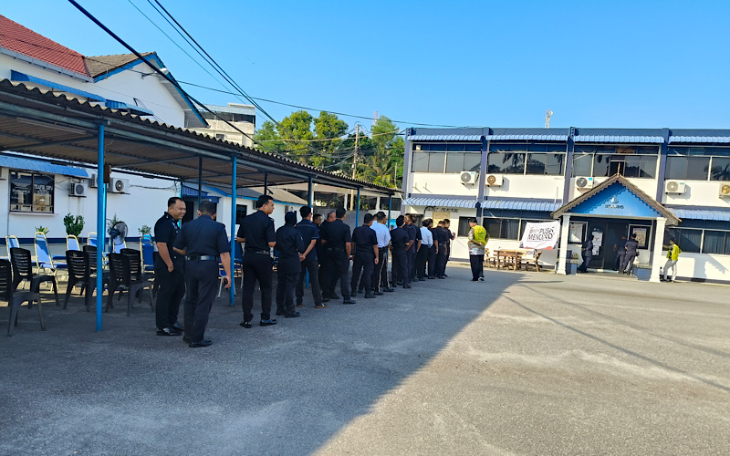 Pengundian awal PRN Johor berjalan lancar di IPD Mersing