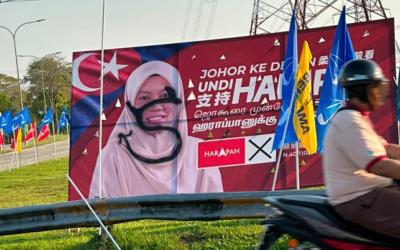 Papan iklan kempen Nor Zulaila diconteng