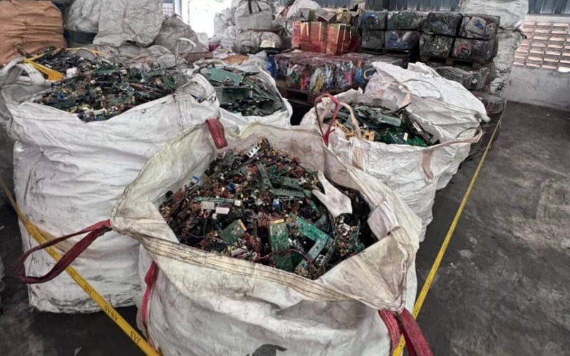 Op Hazard serbu stor e-waste haram, 11 warga asing diberkas