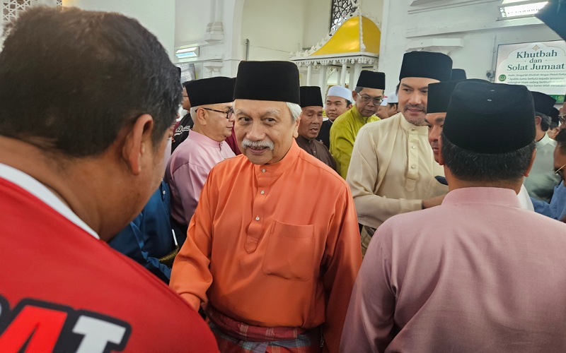 Tuanku Muhriz berkenan solat Jumaat bersama rakyat di Masjid Jamek Yamtuan Raden