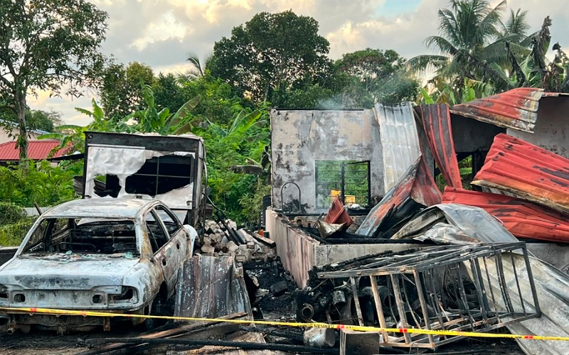 Empat sekeluarga tinggal sehelai sepinggang, rumah terbakar 70 peratus