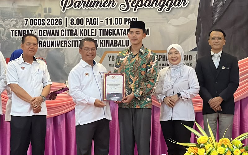 Mustapha rai pelajar cemerlang STPM daerah Sepanggar kali keempat