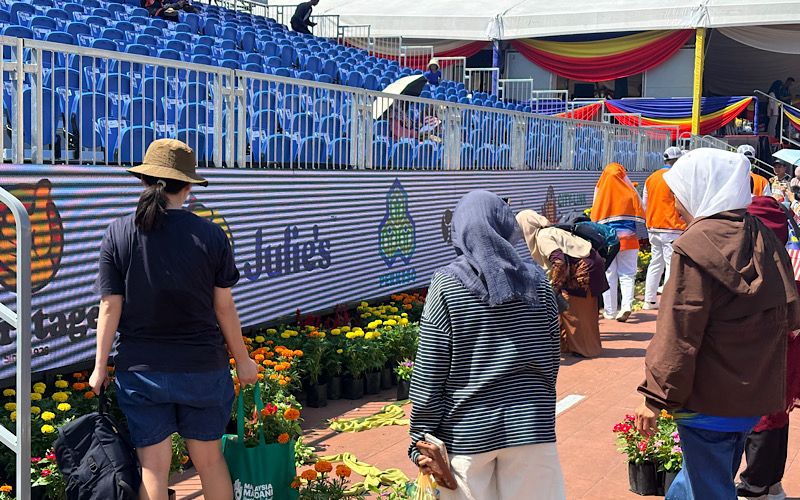 Pokok bunga hiasan pentas utama ceriakan sambutan, jadi ‘buah tangan’ pengunjung