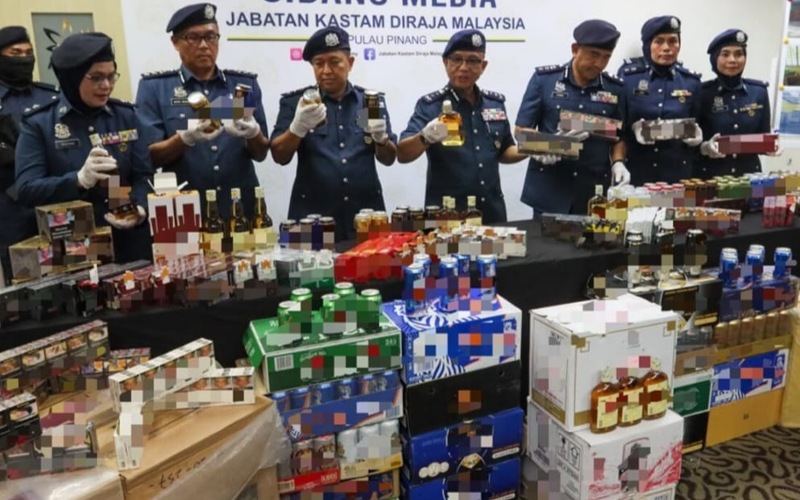 Rokok,arak seludup bernilai RM2.52 juta berjaya dirampas di tiga rumah berasingan