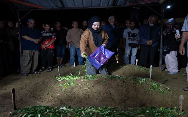 Nahas kemalangan maut: Tiga beranak dikebumikan satu liang lahad