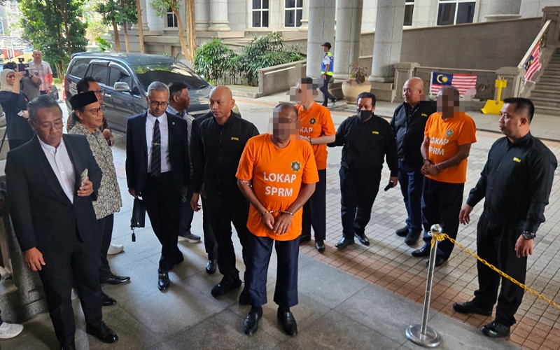 Bekas Pengerusi TH, KSU Perbendaharaan tiba di mahkamah untuk permohonan reman