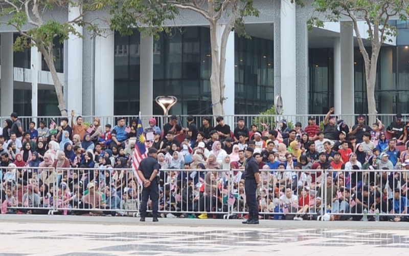 Dataran Putrajaya dipenuhi lautan orang ramai sempena Sambutan Hari Kebangsaan 2026