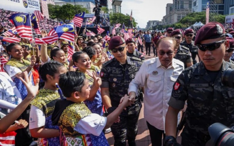 Anwar luang masa sapa peserta grafik manusia, pengunjung Hari Kebangsaan 2026