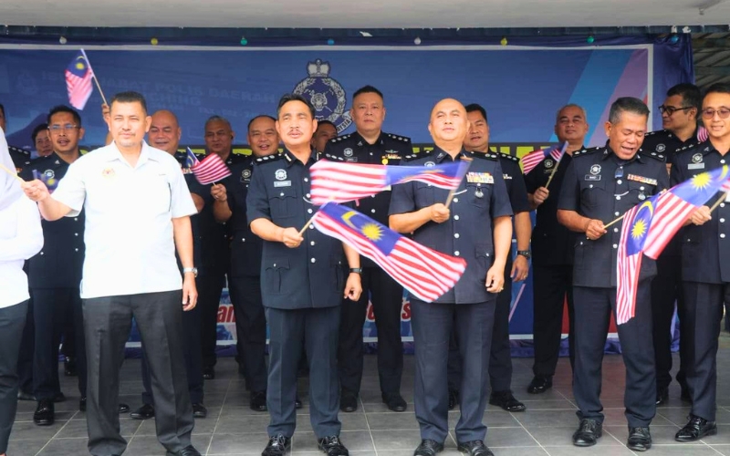 IPD Kuching, JaPen Sarawak edar kit Jalur Gemilang sempena Bulan Kebangsaan