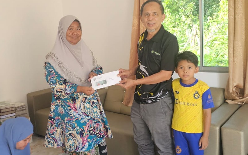 UMNO Jerantut sampaikan sumbangan kepada mangsa kebakaran