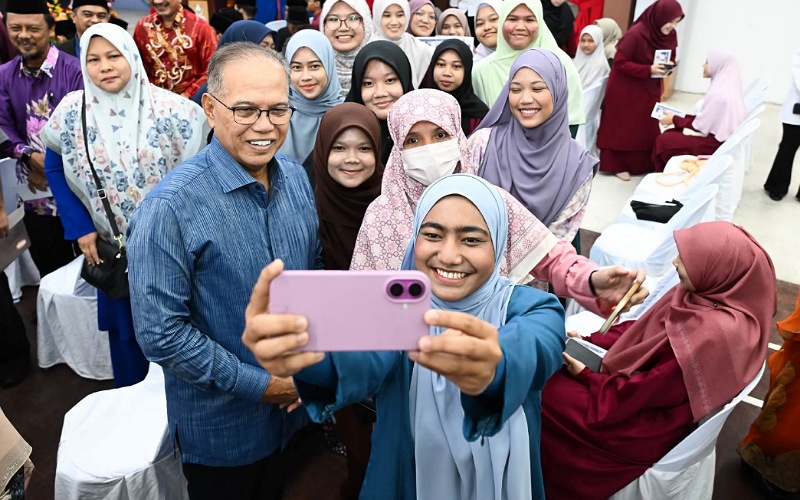 300 pelajar Pahang ke luar negara terima RM1,000