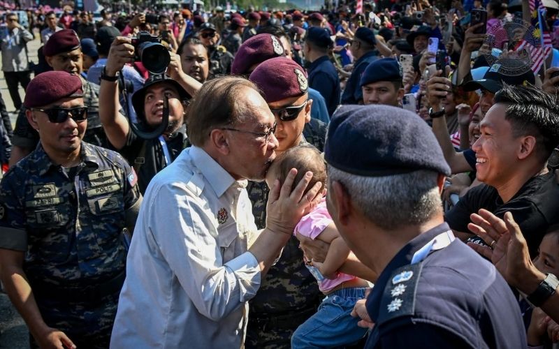 Momen mesra Anwar bersama bayi raih reaksi positif pengguna media sosial
